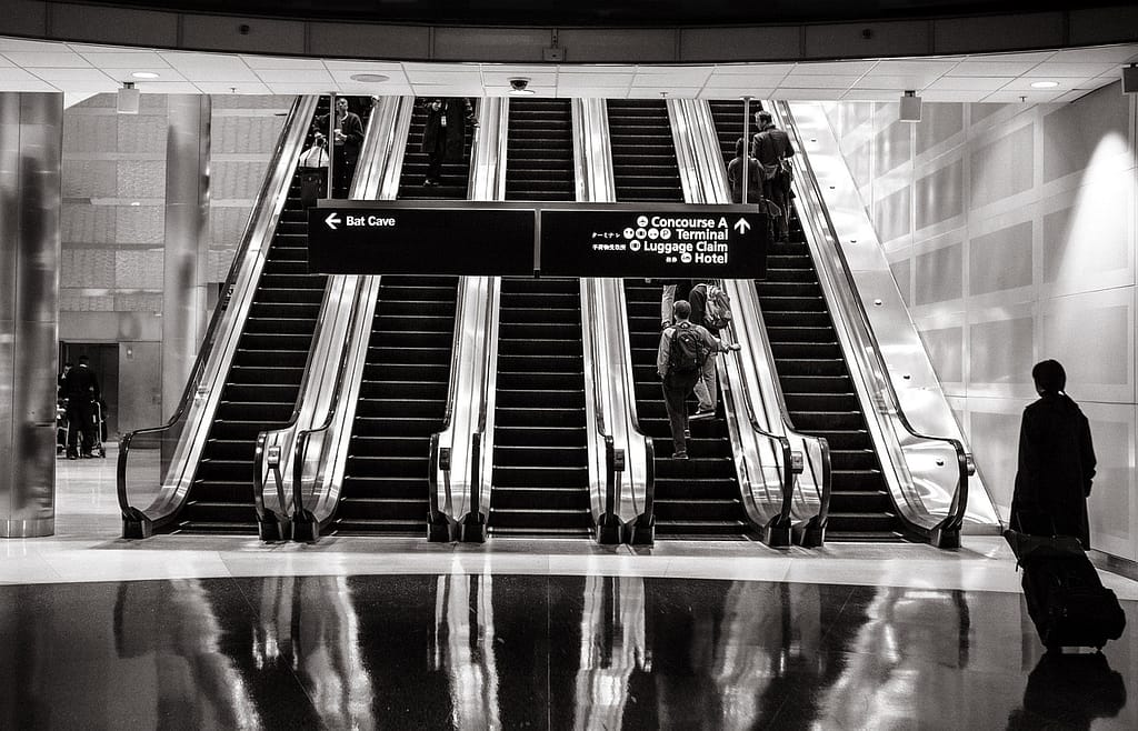 escalators, shopping mall, up-594463.jpg